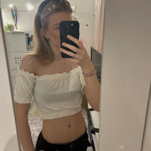 Topp - En gullig vit topp från Gina som blivigt för liten!