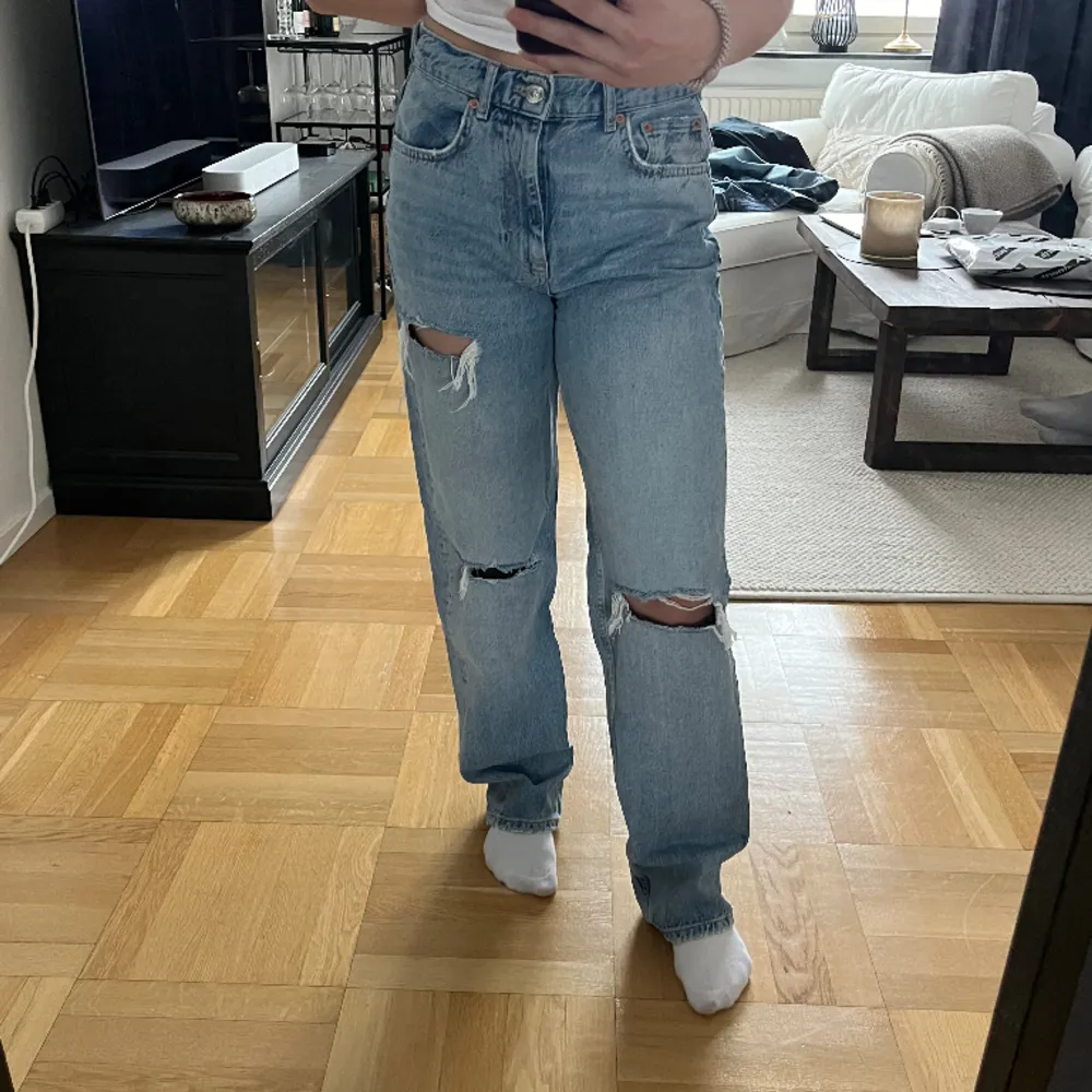 Nästan helt nya jeans från Gina Tricot, använda 1 gång men tyvärr för stora som kanske syns på bilderna… . Jeans & Byxor.