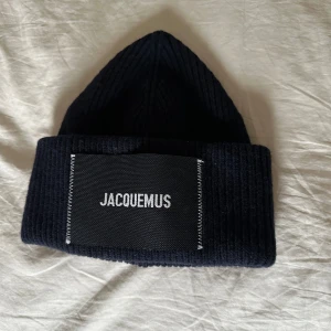 Jacquemus mössa - Mössa från jacquemus. Väldigt fint skick. Köpt från miinto