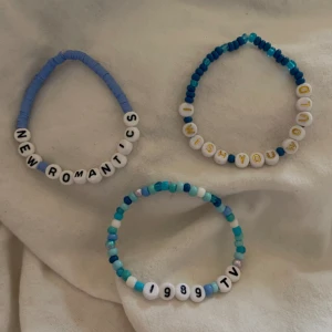 Armband  - Tre super fina armband med elastiskt snöre. Alla tre är Taylor Swift inspirerade och perfekta om du inte orkar göra armband till the eras tour. Eller om du bara vill ha något fint runt din handled. 1 kostar 10kr/st och alla 3 kostar 25kr 