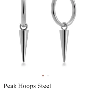 Edblad örhängen - Peak Hoops Steel från Edblad i rostfritt stål/silver. Aldrig använda. Låda kommer med!