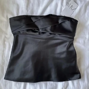 Zara topp - Säljer denna supersnygga zara topp få den inte används💕Aldrig använd, kan även byta mot något annat💕💕många intresserade så lämna bud!