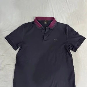 Boss piké  - Storleken på pikén är M. Skicket är väldigt bra, precis som ny. Använd fåtal gånger.