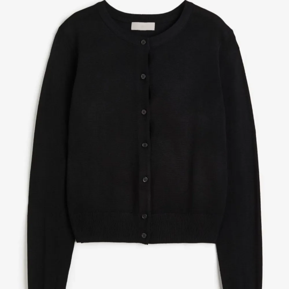 Säljer den här koftan från h&m fast i mörkblå!! Knappt använd då den är för liten🤍. Neuletakit & Villapaidat.