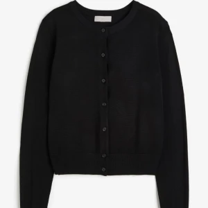 Kofta - Säljer den här koftan från h&m fast i mörkblå!! Knappt använd då den är för liten🤍