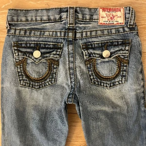 True religion - Ett par jättegulliga true religion jeans. Fint skick+inga fläckar❤️midjemåttet är 32cm, innerbenslängden är 69cm och fotvidden är 19cm💜tryck gärna på köp nu! 