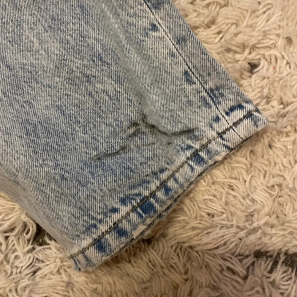 Raka jeans med medelhög midja. Köpta får några år sedan. De har fått lite märken nere på ena byxbenet men det är inget som märks av särskilt mycket när man har på sig dem.🌟. Jeans & Byxor.