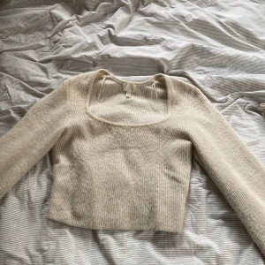 Tröjor - Första tröjan är i storlek S och den andra i XS (men känns som S)  Kan få båda för 250 kr 🫶🏼 Nypris andra tröjan 500 kr, mitt pris 250 (Minns inte nypris för första tröjan) mitt pris 100