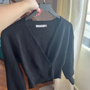 Kofta från nakd - Stickad fin kofta från nakd i storlek s