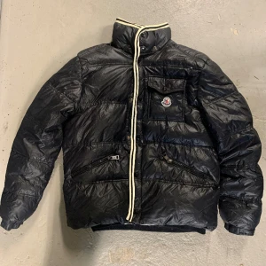 Moncler  - Vintage Moncler Branson Puffer i storlek 4, motsvarande herr L  Säljs vanligtvis för 7000  Jackan är i mycket fint skick, har inga hål eller dylikt. Viss missfärgning på insidan av jackan dock (se bilder)  För fler bilder, eller frågor - skicka PM!