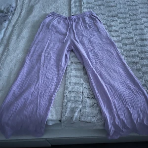 Linnebyxor - Super snygga linnebyxor ifrån Gina, aldrig använda, alltså nyskick. Perfekt till sommarn med ett vitt linne till!!!😍😍