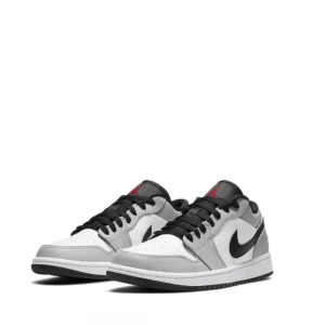 Jordan 1 Smoke grey  - Säljer mina Jordan 1 Smoke grey. Storlek 42 använda 5 gången ungefär i bra skick. 