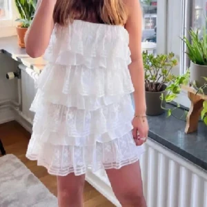 Spets klänning - Säljer den här klänningen från zara eftersom den inte kommer till användning. Köpt hör på Plick, de två första bilderna är lånade.💗 