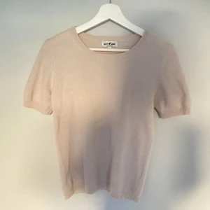 Kashmir t shirt - Säljer denna stickade t shirt i Kashmir den Soft Goat. Bra skick!