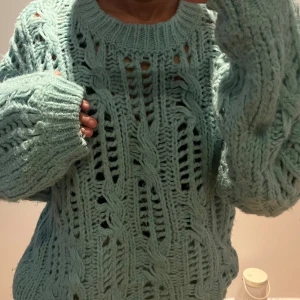 Stickad tröja - Stickad tröja med hål