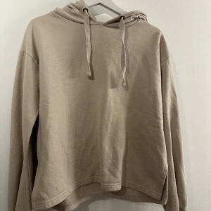 Skön hoddie  - Fin hoddie med splits på sidorna vet inte vart jag har köpt den men det står Pernilla Wahlgren 