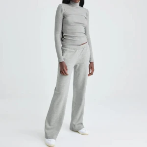 Low waist joggers - Säljer mina grå low waist joggers från Bikbok, köpta för mindre än ett halvårsen. Nyskick, säljer pga ingen användning. Passar även en större storlek S! Köparen står för frakten! 🤍