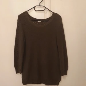 Tröja - Fint skick! Knappt använd. Fina detaljer på rygg och ärmar.