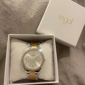 Dam klocka  - Säljer min jätte fina, oanvända regal klocka i silver och guld💞nypris 400kr