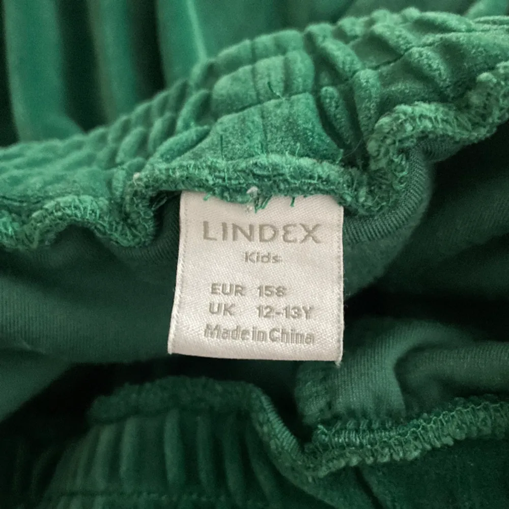 Plysch byxor i grönt. Knappt använt men lappen är inte kvar. 179 kr+ frakt. Jeans & Byxor.