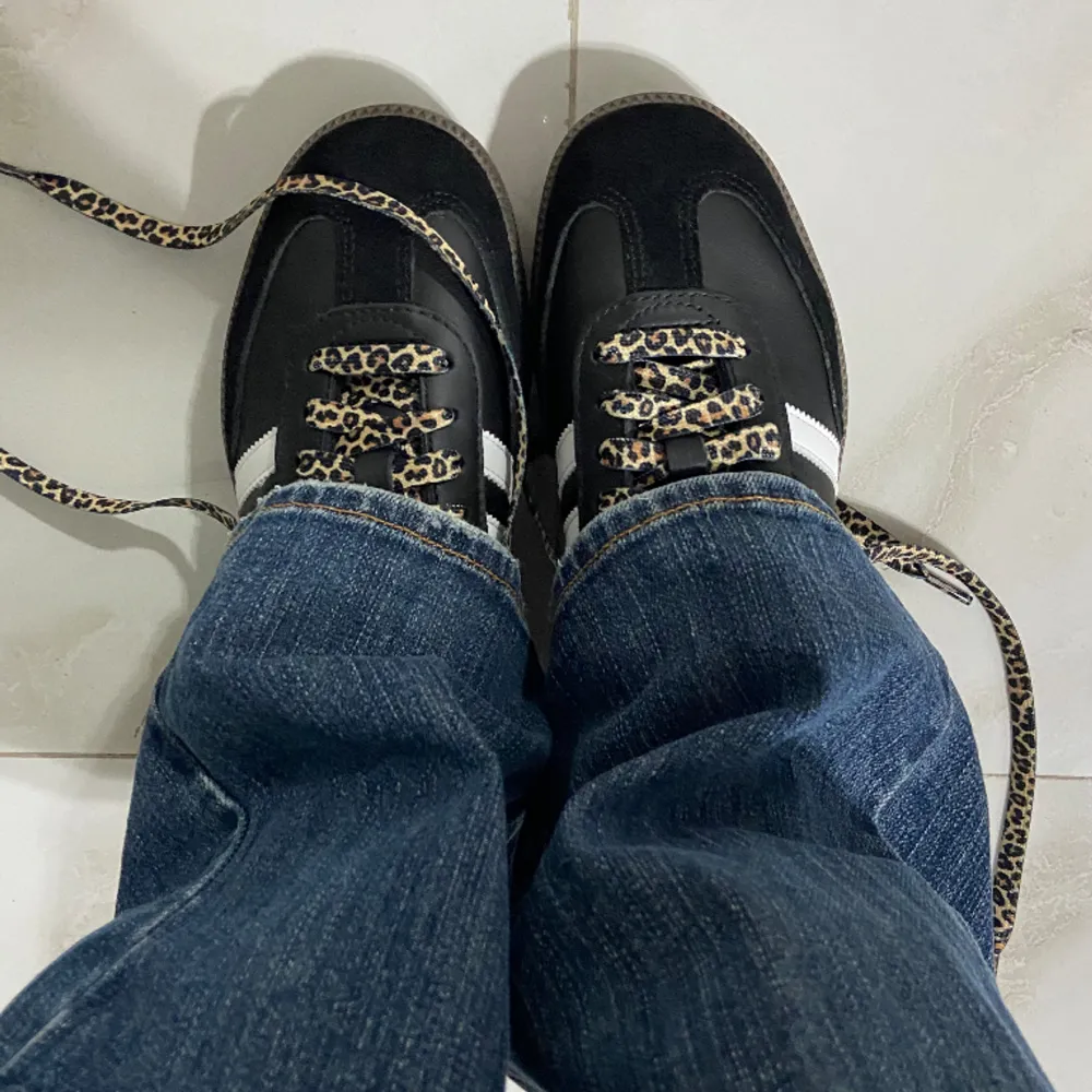 Köpte leopard skosnören. Köpte ett extra till för ett par skor, OANDVÄNT LIGGER I PAKET. Men kommer ej till användning. ÄLSKAR leopard print och så snygg detalj till skorna 🐆🎀💓 KÖPTE DEM I LA FÖR 400!!!!. Skor.