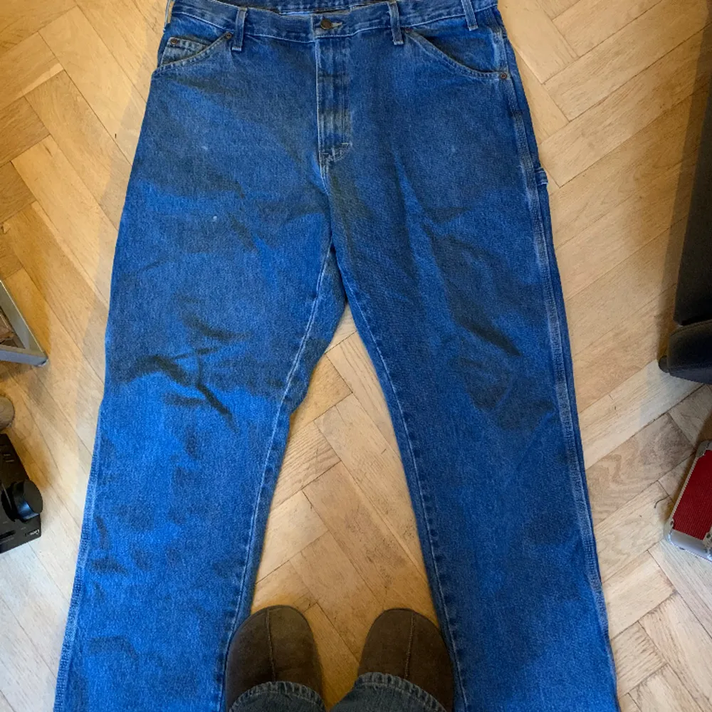 DM INNAN KÖP. Säljer mina Dickies carpenter jeans. Väldigt nice material och bra kvalitet på brallorna. De är köpta second hand men utöver det knappt använda av mig. Hör gärna av dig med frågor 😊. Jeans & Byxor.