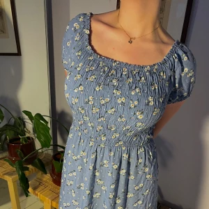 Lång sommarklänning  - Klänning köpt i Italien i nyskick! Super skön och vacker!💙