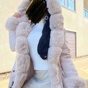 Parka jacka beige  - Använd fåtal gånger men väl omhänder tagen tvättad, beige storlek S imitation päls 