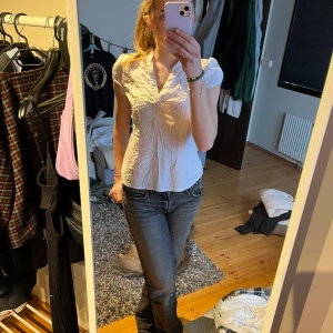 Vit blus - Säljer denna söta blus vid intresse. Lite stretchiga material så skulle säga att den passar allt från XS-L