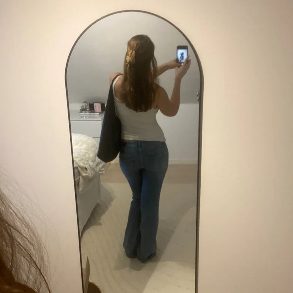 Lågmidjade bootcut jeans från ONLY i en ljusare blå färg. Innerbenslängden är 87 och midjemåttet 40💕 jag är 1,73 för referens! . Jeans & Byxor.