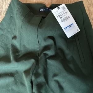 Byxor Zara - Oanvända byxor Zara Str xs Nypris: 359:-  73 % polyester 21% viscos 6% elsatsnings Rökfritt hem Har husdjur  Köparen betalar frakten 