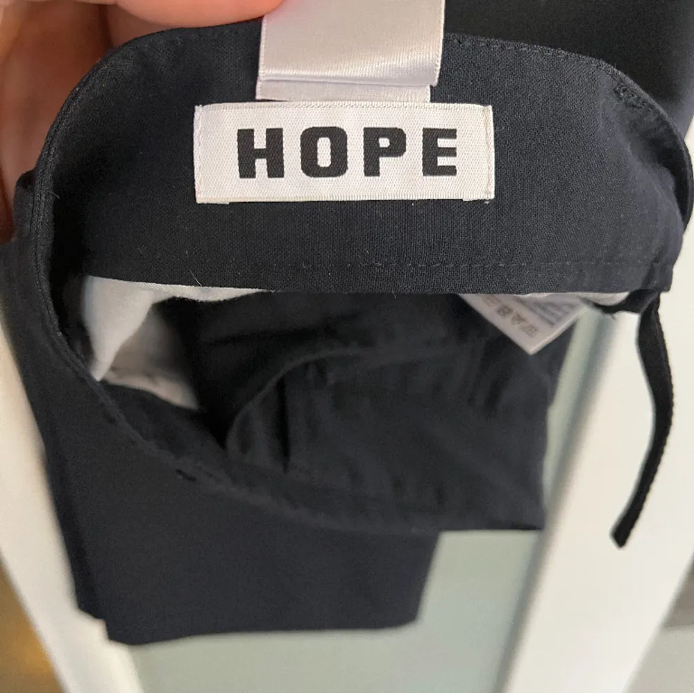 Breda kostym byxor från Hope  Modellen heter Hope windtrousers  Sparsamt använda  Samt uppsydda . Jeans & Byxor.