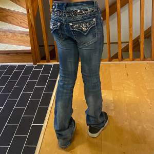 Säljer mina miss me jeans då de inte kommer till användning. Midjemått 36cm, innerbenslängden 81 cm 🙌🏽❤️ lågmidjade och bootcut!