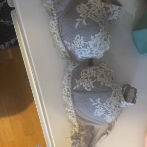 Intimissimi bh - Säljer nu min Intimissimi bh, använd ett tag men i jätte fint skick nypris runt 500 har klipps bort lappen med storlek men den är i 75C kan även byta mot den med push! 