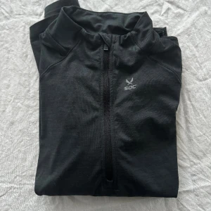 Soc - träningströja - I fint skick, har en liten ficka på baksidan. Kan diskutera pris vid snabb affär.