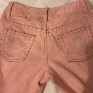 Rosa manchesterbyxor - Säljer dessa superfina manchesterbyxor som jag köpt har på plick men säljer då de var för korta. Skulle säga att de passar någon som är mellan 160-165. Ifall fler är intresserade startar jag en budgivning. Skriv privat för bilder på ! 