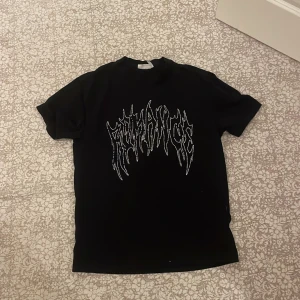 Weekday t shirt - Snygg weekday tröja! Använd fåtal gånger! Inga defekter! Nypris: 500kr skriv pm vid frågor 