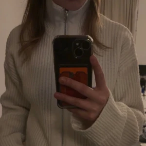 Stickad kofta bikbok🤍 - En jättefin kofta/tröja från bikbok som är såå skön i materialet och är också så gott som ny, får ingen användning av den tyvärr🤍