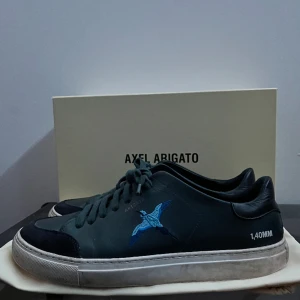 Arigatos - Säljer ett par axel arigatos, modellnamn: AXEL ARIGATO CLEAN TRIPLE BEE BIRD. Skomodellen säljs inte längre och är köpta ifrån den originella sidan : axelarigato.com  Box och dustbag fås med Pris går att diskuteras  Mvh Eddie