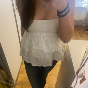 Kjol/topp  - Skitsnygg vit volang kjol!💋 Jätte fin som en vanlig kjol men passar även perfekt som en topp!❤️kontakta mig vid intresse💘