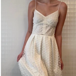 Vit klänning🥂 - Endast använd vid ett tillfälle och inga synliga tecken på användning, så mycket bra skick! Nypris ca: 1.3k. Skriv vid frågor eller önskemål om fler bilder💕