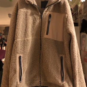 Teddy jacka - Tunnare Teddy fleece jacka Använd 1gång typ Nyskick  Herr storlek M