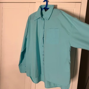 Blå skjorta  - Blå skjorta från Vero Moda. Nästan aldrig använt och i nyskick. Stl xs med en oversized passform. Vid frågor är det bara att skriva🤍