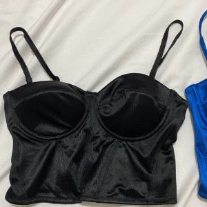 Topp - De e nya storlek S säljer de två för 100kr