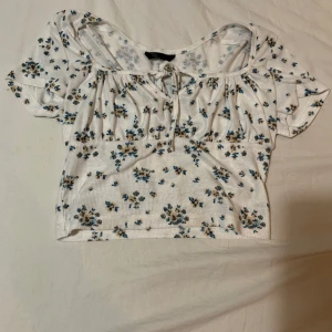 Tröja  - Gullig tröja från Shein, i andvänt men bra sick. Säljer då jag inte använder den lägre.❤️