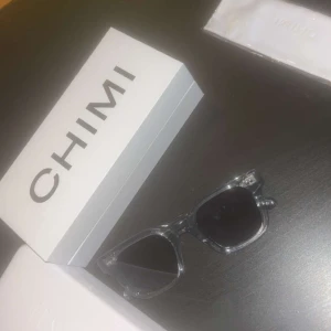 Chimis - Hej jag säljer ett par sprillans nya Chimis 04 grey. Kommer med tillbehör som ni ser på bilden.  Skriv om ni har några frågor eller funderingar😁