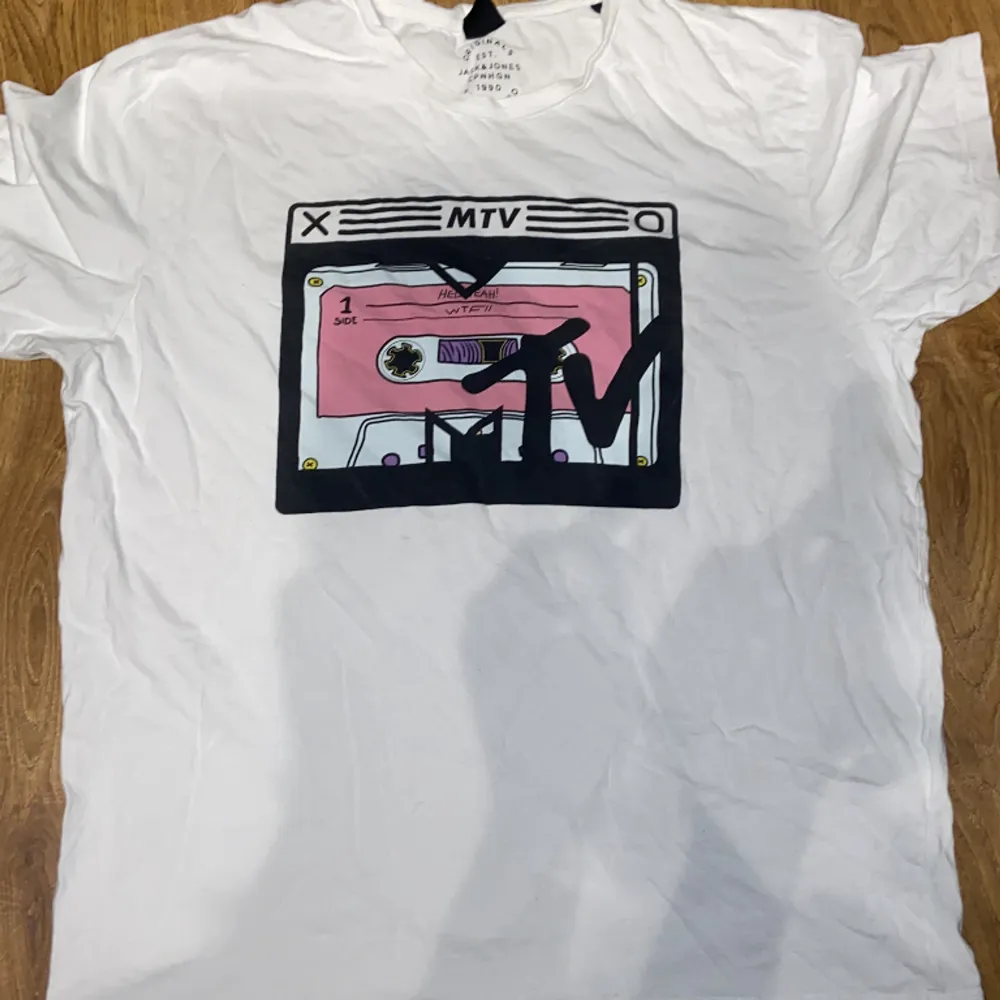 Vit MTV tröja, nästan aldrig använd, bra skick, storlek XL. T-shirts.