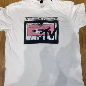 Vit MTV tröja, nästan aldrig använd, bra skick, storlek XL