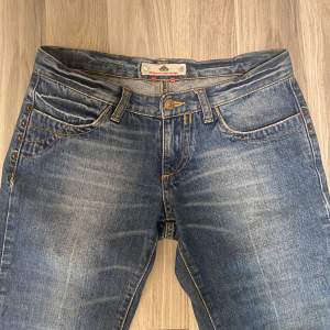 Skit snygga jeans!!! Dom är bootcut och Lågmidjade😻midjemått: 36cm innebernslängd: 81cm dom är dock sydda längst ner, kan skicka bild i chatten💗