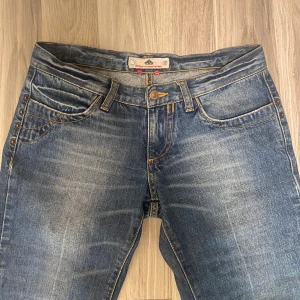 Lowwaist bootcut jeans - Skit snygga jeans!!! Dom är bootcut och Lågmidjade😻midjemått: 36cm innebernslängd: 81cm dom är dock sydda längst ner, kan skicka bild i chatten💗
